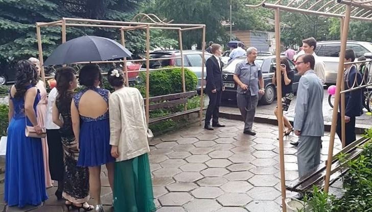 Помните ли Крис, за когото не намерихте място в нито една кола на бала!?