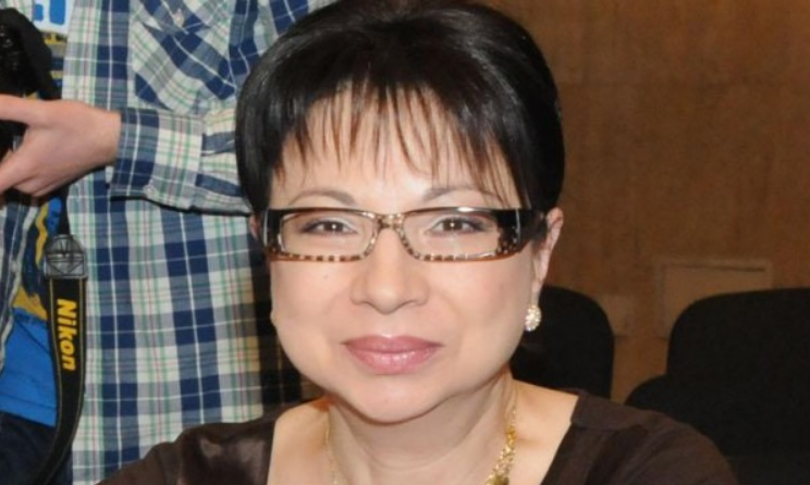 Цветанка Ризова обра точките на плажа по бански – вижте как се дегизира, за да не я познаят