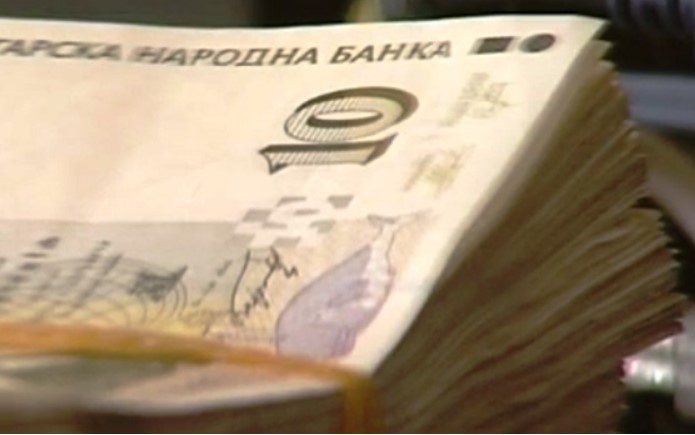 За какво ще изхарчат парите българите, ако държавата им даде по 1400 лева