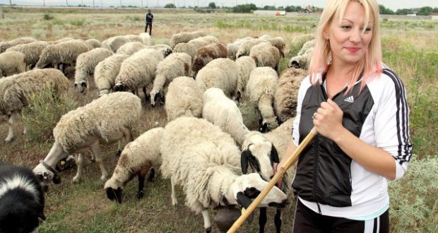 Красавица От Молдова Захвърли Полицейската Униформа, За Да Пасе Овце В Българско Село