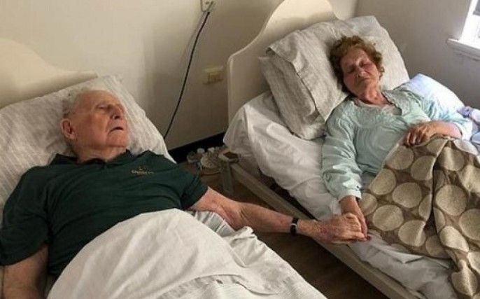 Съпрузи умират хванати за ръце след 70-годишна връзка