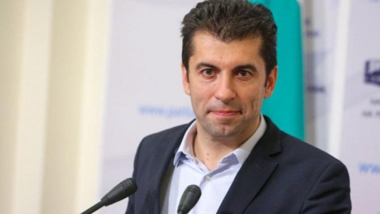 Крушата не пада далече от дървото: Бащата на Кирил Петков кръстоса очите на всички
