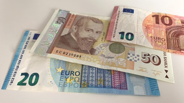 Шефът на БНБ: Ето какво ще стане с доходите и левовете ви в банката след преминаването в евро