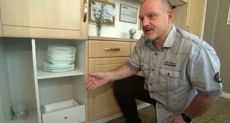 Мъж си купи кухня по eBay, но в шкафовете го чакаше изненада