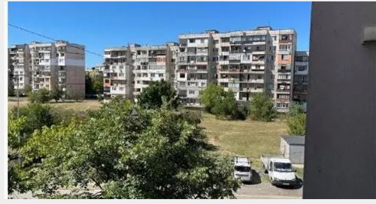 Жена събира тен на балкона без дрехи, съседи я оплюха СНИМКИ