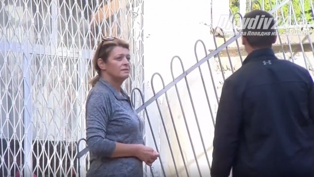 Съпругата на президента се включи в почистването на Слатина като доброволец / ВИДЕО