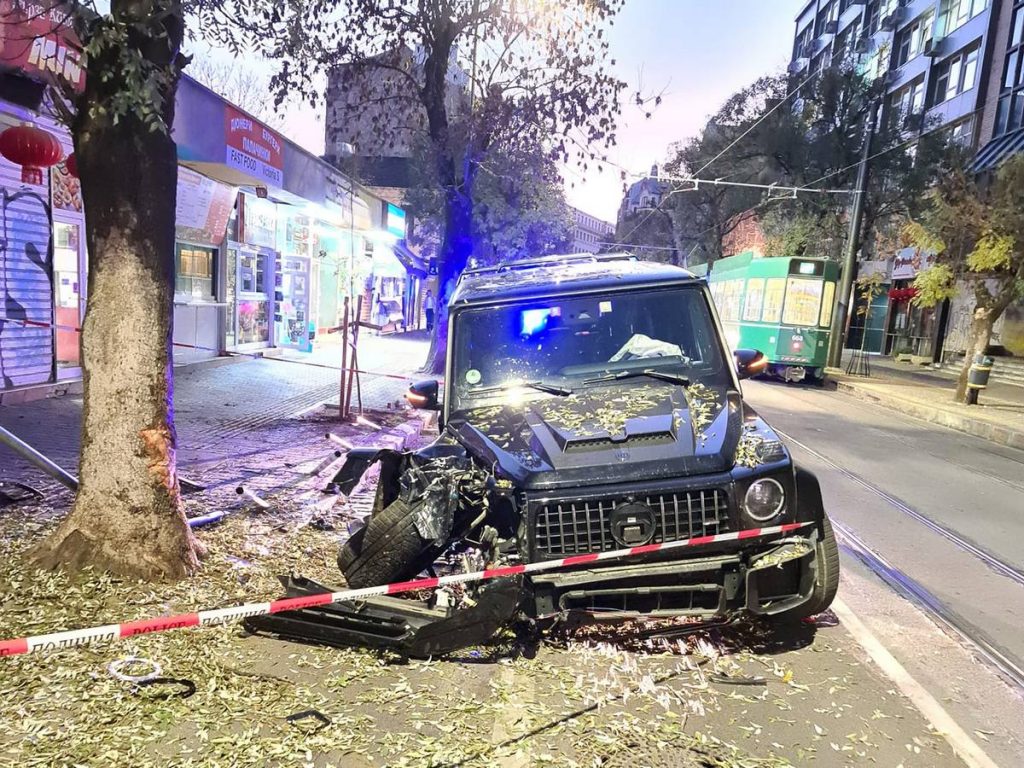 Тузарски джип „Брабус“ се помля след челен сблъсък с дърво в София (Снимки)