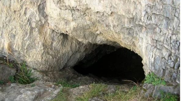 От 25 години отшелник живее в пещера с кучето си. Всеки, който влезе там, остава без думи /Снимки