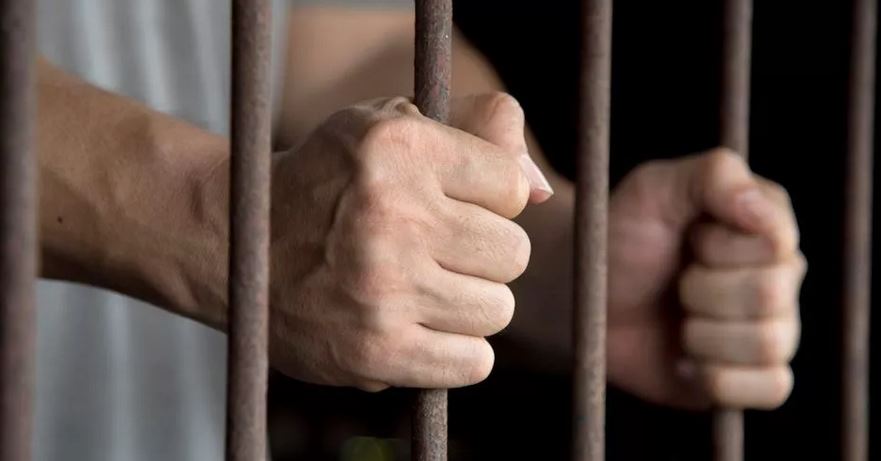 Арестуваха учител заради връзка с 14-годишно момиче