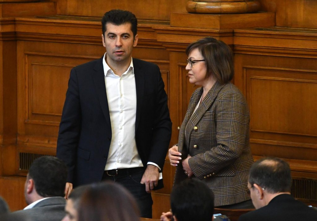 Нинова се смее по време на интервю: Баш Киро и Асен с пушките от „Арсенал“ спасиха Украйна!