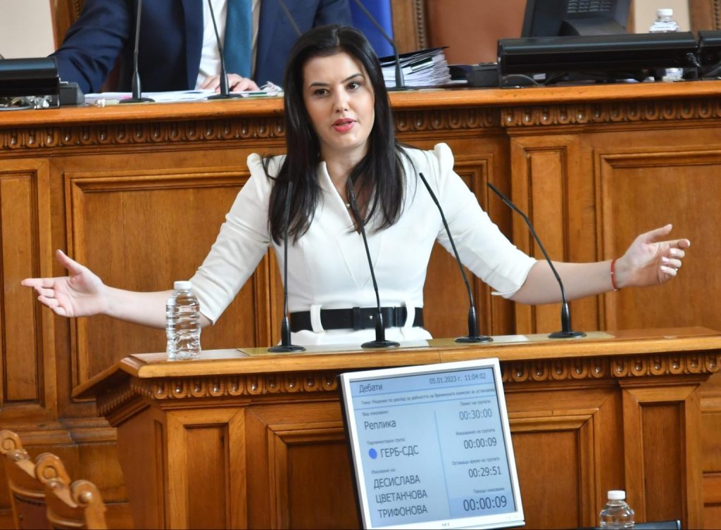 Красавица от ГЕРБ гръмна по Василев: Бил ли сте стажант в „Джемкорп“? Срещате ли се с генерал на Путин?