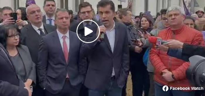 Протестиращи обградиха Киро Петков! Подариха му фенер и го изгониха от България: Скрий се, бе!