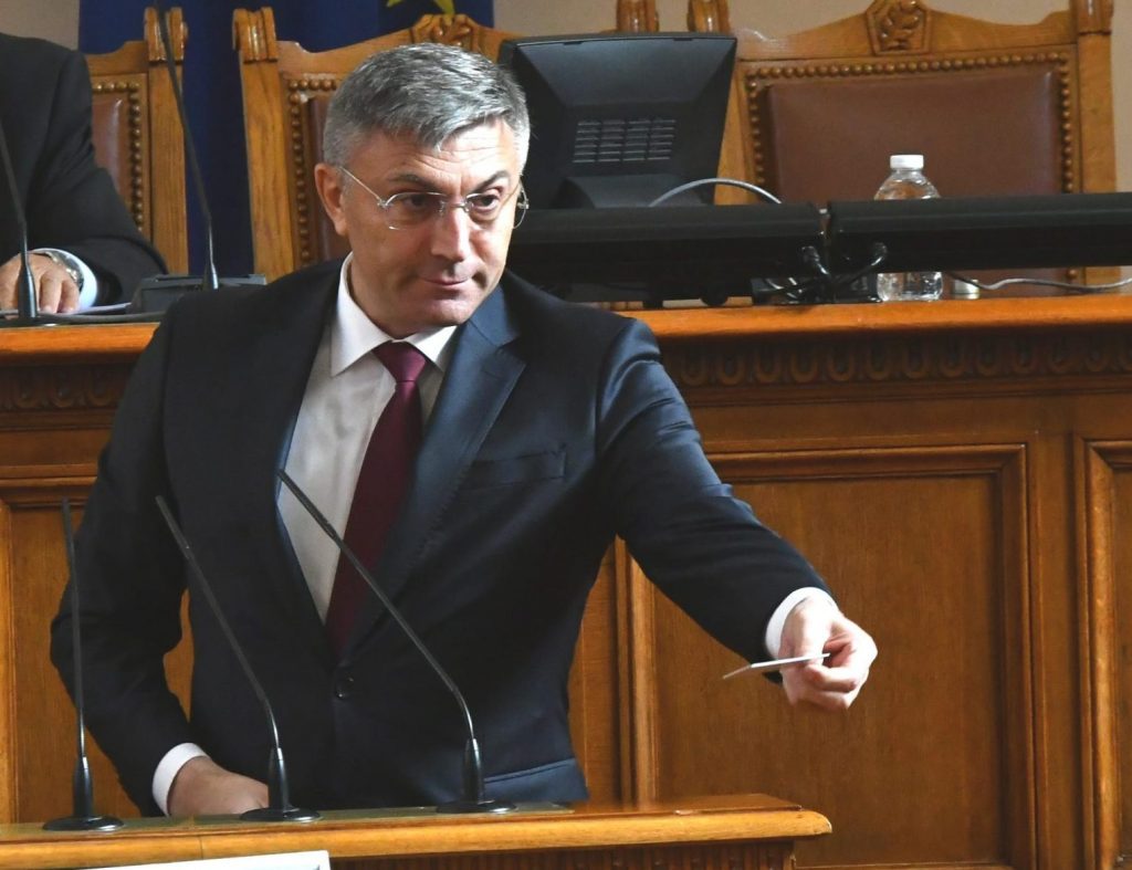 Карадайъ излезе на трибуната и каза какво е нужно, за да се състави редовен кабинет