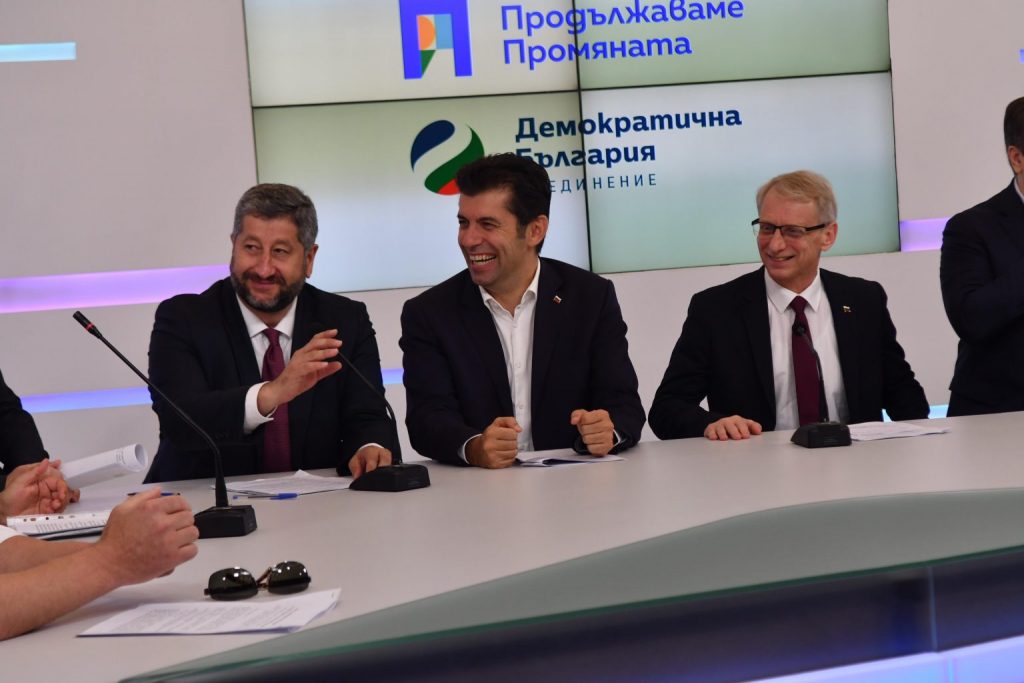 „Промяната“ драпат за службите и плюят по Радев: Всеки път реагира агресивно
